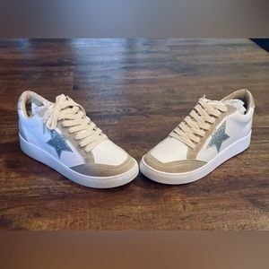 ⭐️SOLD - MERCARI⭐️White, Tan, & Silver Star Sneakers